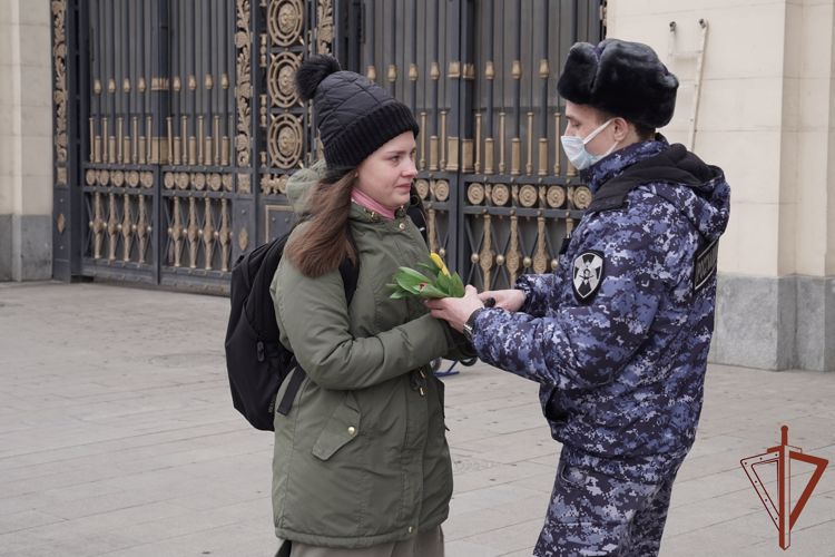 Более тысячи букетов сотрудники Росгвардии подарили женщинам Москвы и поздравили их с 8 марта