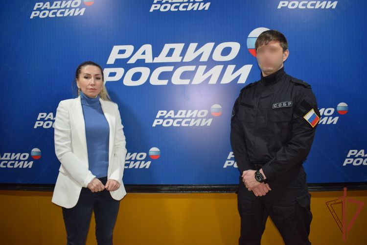  Офицер СОБР стал гостем дагестанского радио