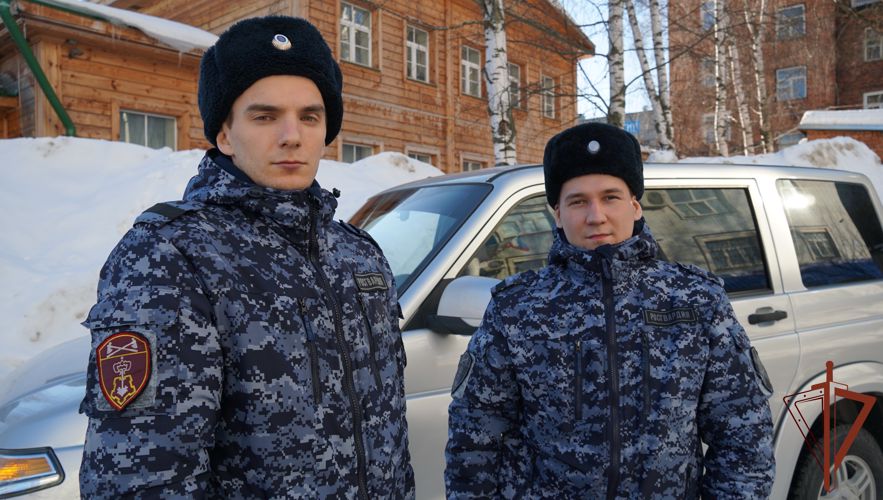Росгвардейцы помогли получившей травму жительнице Кирова