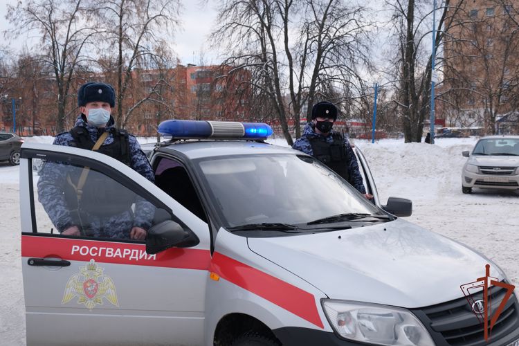 Сотрудники Росгвардии задержали подозреваемого в нападении с ножом на жителя Курска