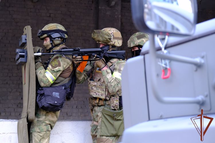 Командующий Центральным округом Росгвардии поздравил белгородских и брянских сотрудников СОБР с 29-летием спецподразделений