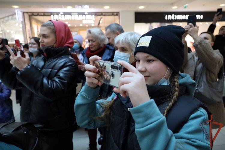Творческие коллективы Приволжского округа Росгвардии подготовили музыкальные сюрпризы для женщин (видео)