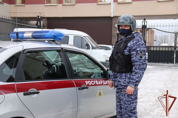 Росгвардейцы обнаружили и обследовали похожий на гранату предмет в Петербурге