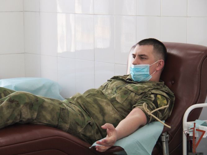 Росгвардейцы продолжают оказывать помощь станциям переливания крови Кузбасса