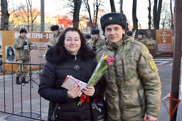 В Северо-Западном округе Росгвардии поздравили женщин с Международным женским днём