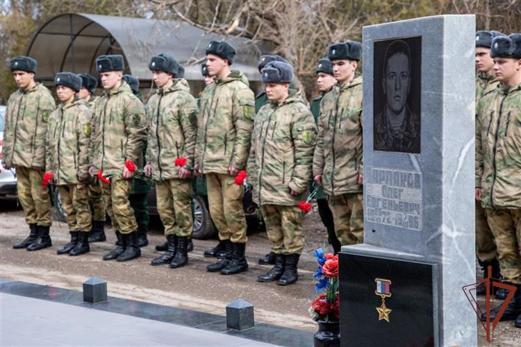 Память павших 26 лет назад боевых товарищей почтили росгвардейцы на Среднем Урале 