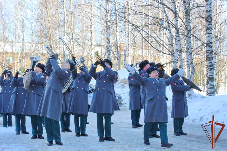 Росгвардия преподнесла музыкальный подарок пациенткам и женщинам-медикам перинатального центра в Сыктывкаре (видео)