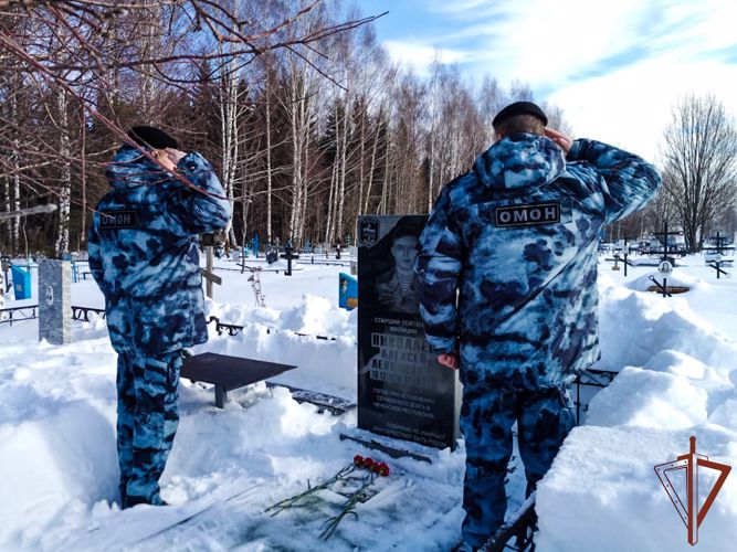 В Йошкар-Оле сотрудники ОМОН «Таир» почтили память своего боевого товарища, погибшего 21 год назад