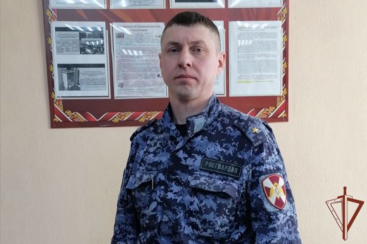 Травмированной и замерзавшей на улице женщине оказал помощь росгвардеец в Красноярском крае