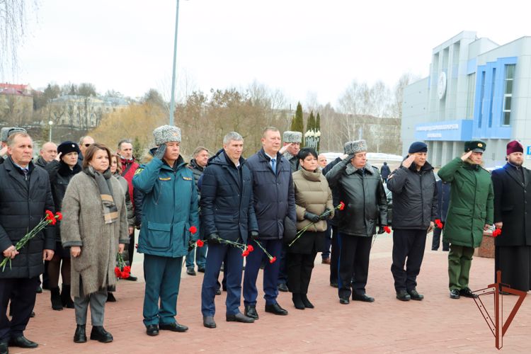 Росгвардейцы почтили память воинов-десантников 6 парашютно-десантной роты Псковской дивизии в Брянске
