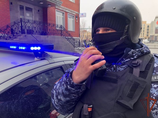 Росгвардейцы в Казани задержали мужчину, повредившего чужой автомобиль и угрожавшего его владельцу ножом