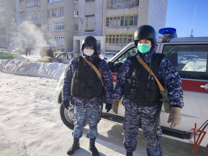 Сотрудники Росгвардии помогли воркутинцу спасти автомобиль от огня