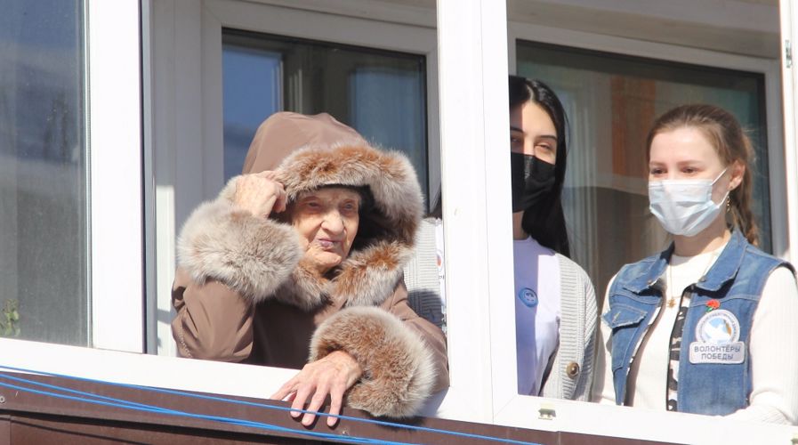 Росгвардейцы поздравили фронтовую медсестру Александру Чебаненко с 105-летним юбилеем в Тюмени (видео)