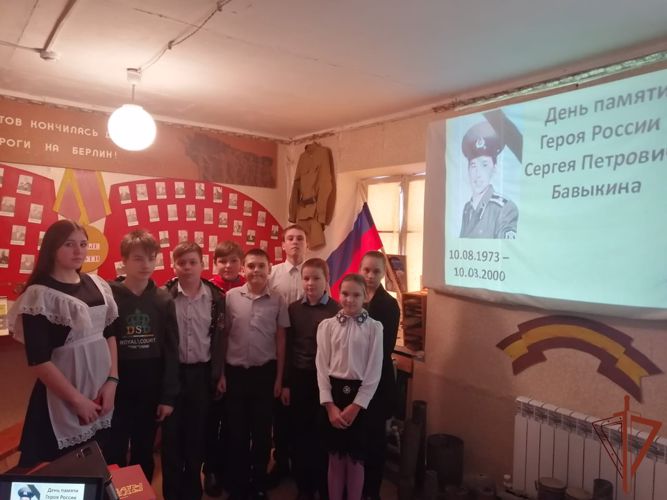 Память погибшего офицера войск правопорядка почтили школьники в Волгоградской области