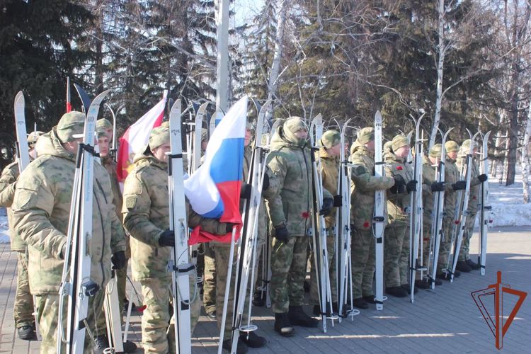 Росгвардейцы участвуют в памятном лыжном пробеге в Омской области