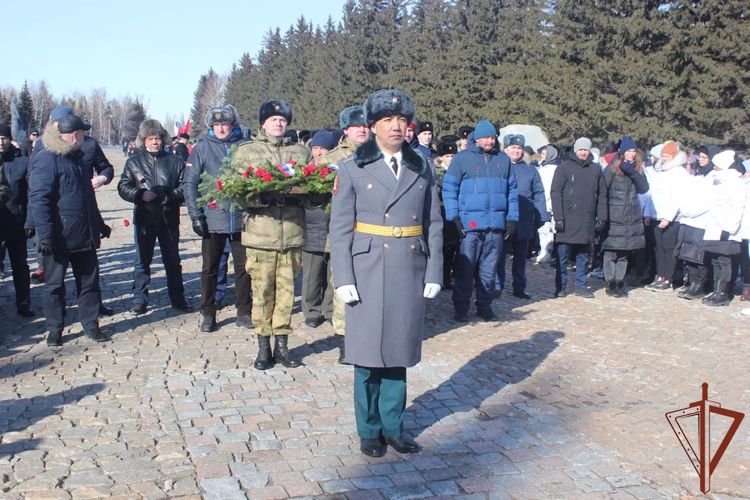 Росгвардейцы участвуют в памятном лыжном пробеге в Омской области