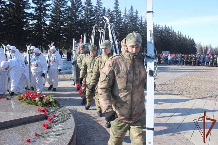 Росгвардейцы участвуют в памятном лыжном пробеге в Омской области