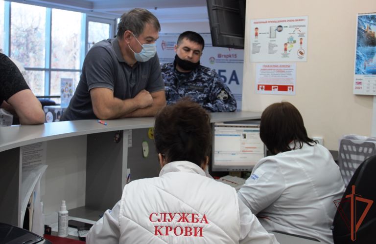 Росгвардейцы сдали кровь для пострадавшего в ДТП жителя Северной Осетии