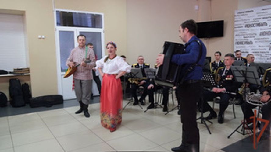 Курские росгвардейцы поздравили с Международным женским днем беженцев из ЛНР и ДНР