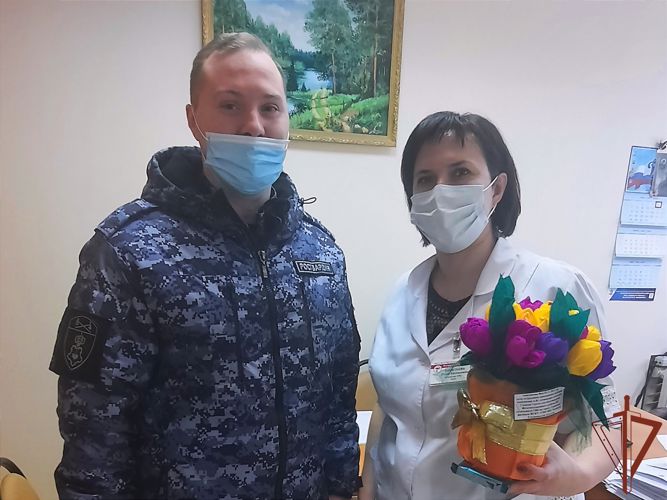 В Ульяновске офицеры Росгвардии поздравили директора МБУК «Централизованная клубная система» с Международным женским днем