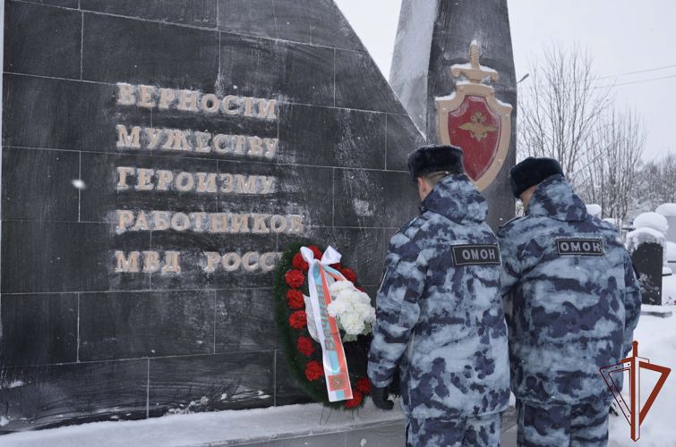 Бойцы мурманского ОМОН «Медведь» Росгвардии почтили память погибших сотрудников отряда
