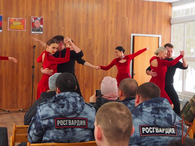 Ансамбль песни и пляски Центрального округа Росгвардии выступил перед беженцами в Белгородской области