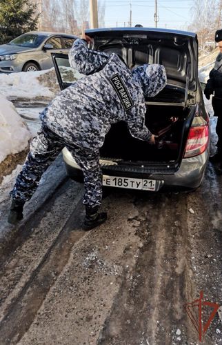 В Чебоксарах сотрудники Росгвардии помогли местному жителю вызволить автомобиль, застрявший на льду