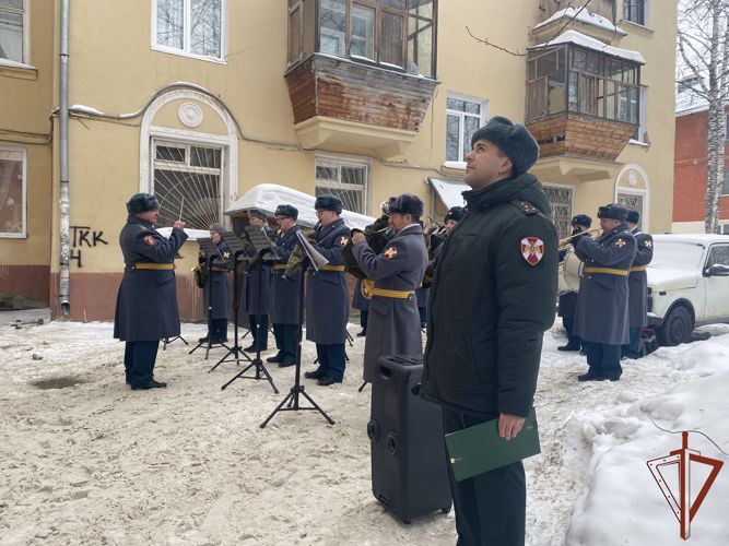 Росгвардия в Томске поздравила ветерана войны с 99-летием 