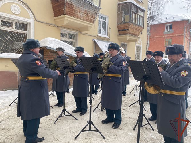 Росгвардия в Томске поздравила ветерана войны с 99-летием