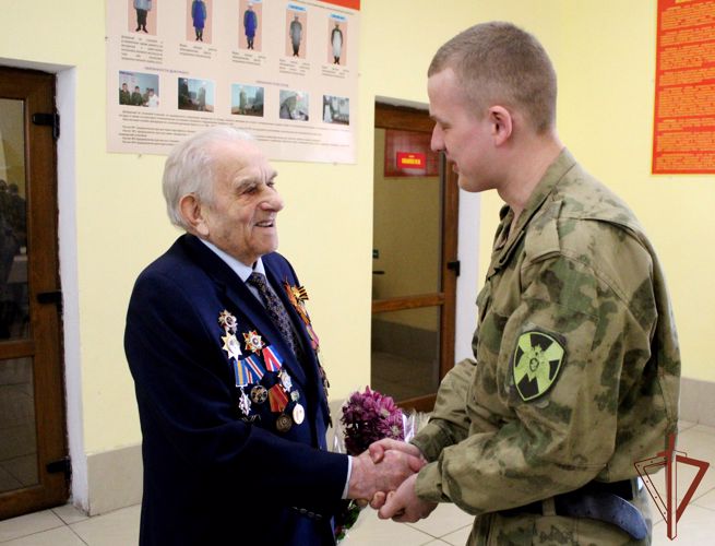Встреча с ветераном Великой Отечественной войны состоялась в севастопольском полку Росгвардии