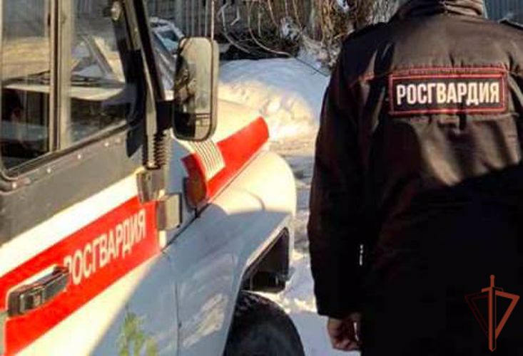 Росгвардейцы помогли сотрудникам МЧС в эвакуации жильцов горящего дома в Тюмени (видео)