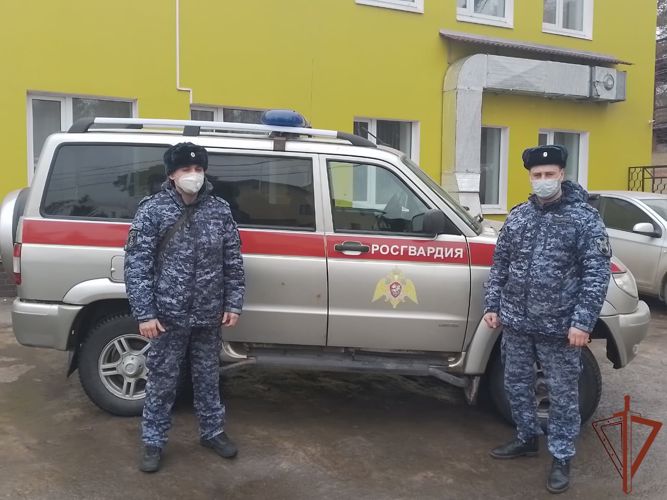 Росгвардейцы спасли женщину и ребёнка из горящего дома в Подмосковье 