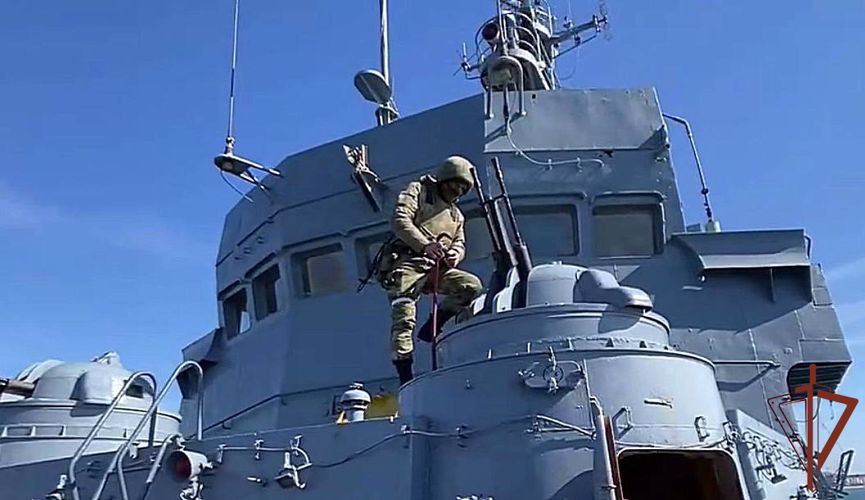 Росгвардия разоружает корабли украинских ВМС и береговой охраны в порту Бердянска