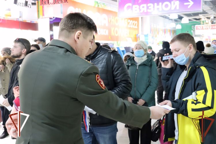 Хабаровские росгвардейцы присоединились к акции «Своих не бросаем»
