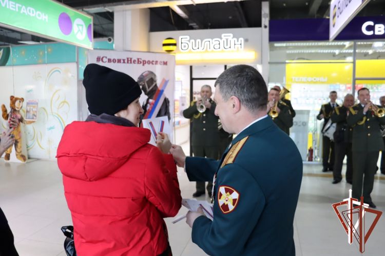 Хабаровские росгвардейцы присоединились к акции «Своих не бросаем»