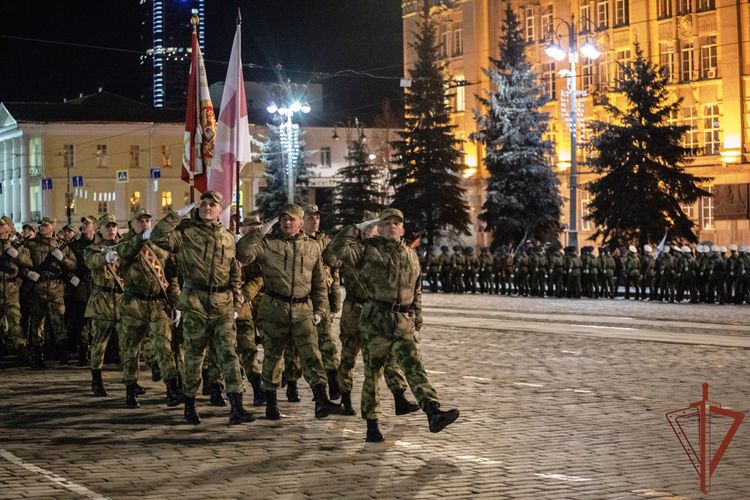 Росгвардейцы приняли участие в первой ночной репетиции парада Победы в Екатеринбурге