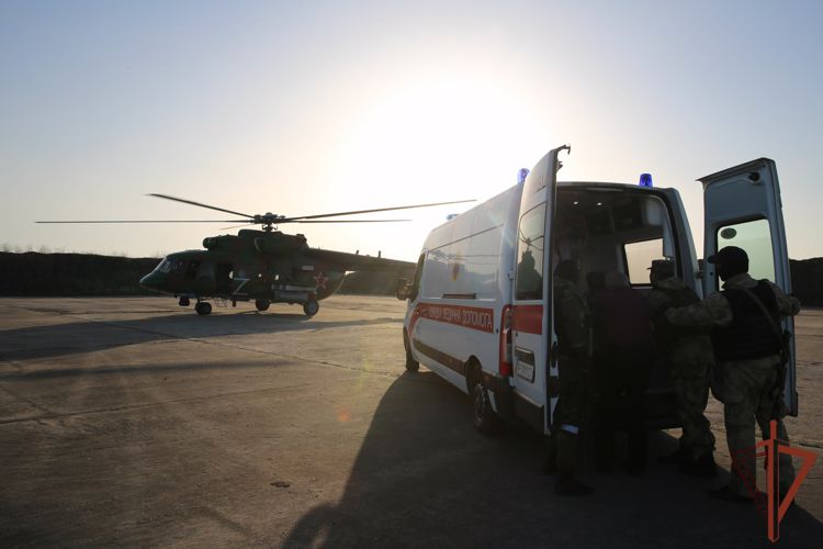 Росгвардейцы оперативно доставили в медучреждение пострадавшую в ДТП семью на юге Украины (видео)