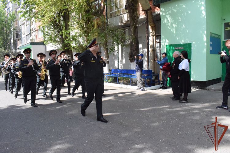 Росгвардейцы Дагестана поддержали акцию «Парад у дома ветерана»