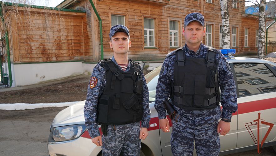 Росгвардейцы пришли на помощь травмированному мужчине в Кирове