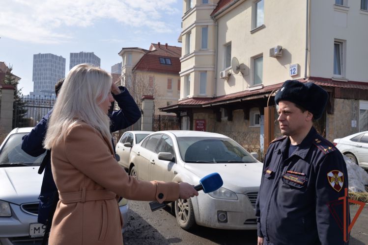 Росгвардия рассказала уральским тележурналистам  об арсенале средств защиты автотранспорта и водителей, имеющихся у ведомства (видео)