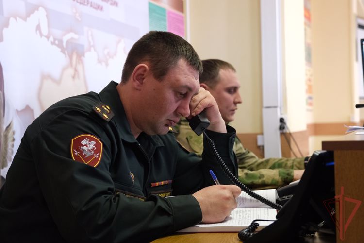 Военнослужащие и сотрудники Уральского округа Росгвардии участвуют во всероссийском учении МЧС