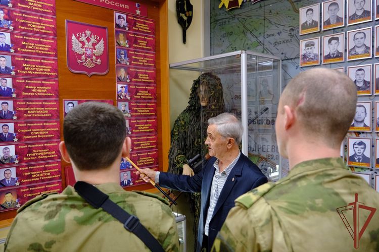 В Уральском округе Росгвардии вручили госнаграды участникам специальной военной операции 