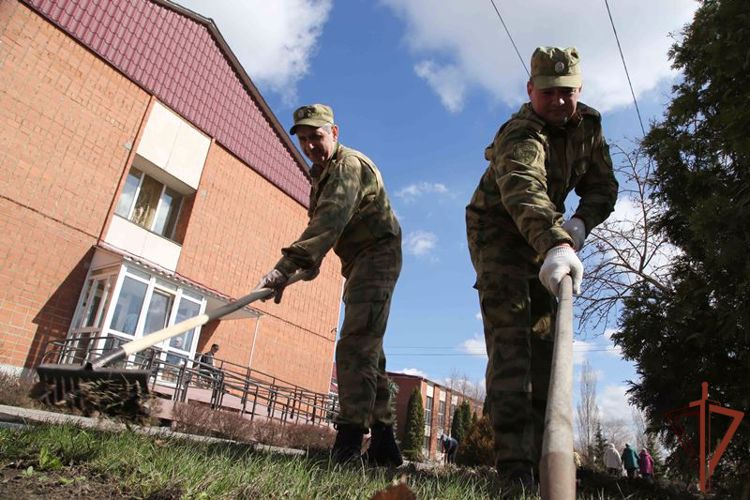 Росгвардейцы и их юные подшефные провели субботник в челябинском геронтологическом центре