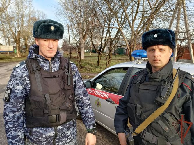 Патруль Росгвардии спас провалившегося в канализационный люк ребенка в Курске