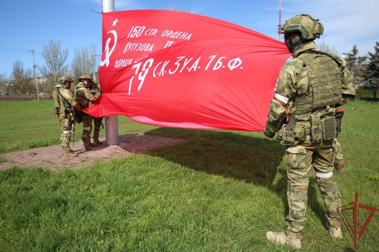 Бойцы Росгвардии подняли Знамя Победы над Херсоном