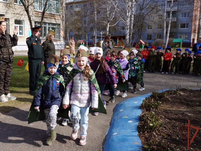 В Томской области офицер Росгвардии провел «Марш Победы» с воспитанниками детского сада 
