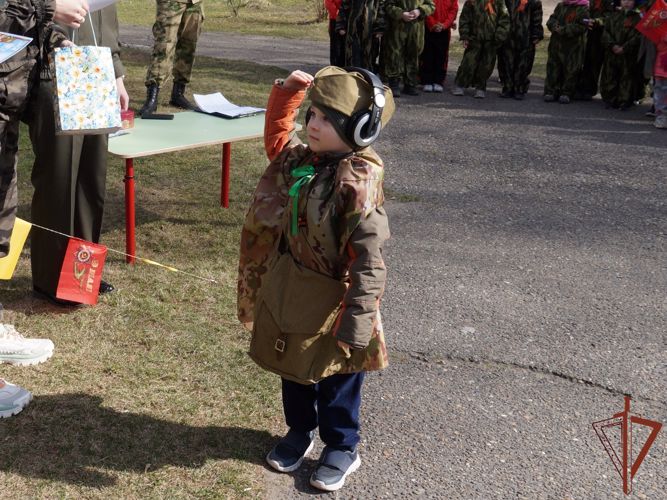 В Томской области офицер Росгвардии провел «Марш Победы» с воспитанниками детского сада 