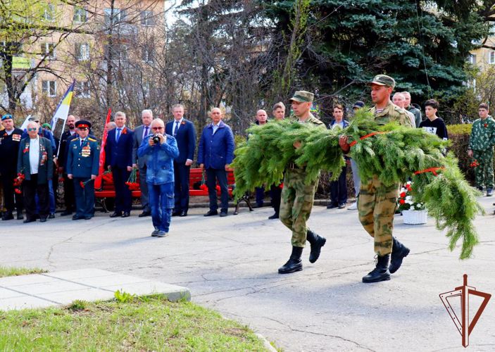 Солдаты и офицеры снежинского полка Росгвардии поздравили ветеранов войны с Днем Победы
