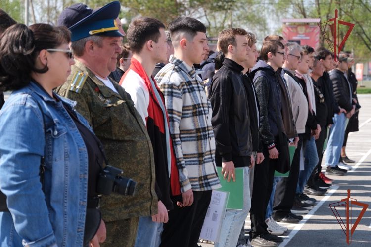 В Хабаровске призывная молодежь посетила воинские части Восточного округа Росгвардии 