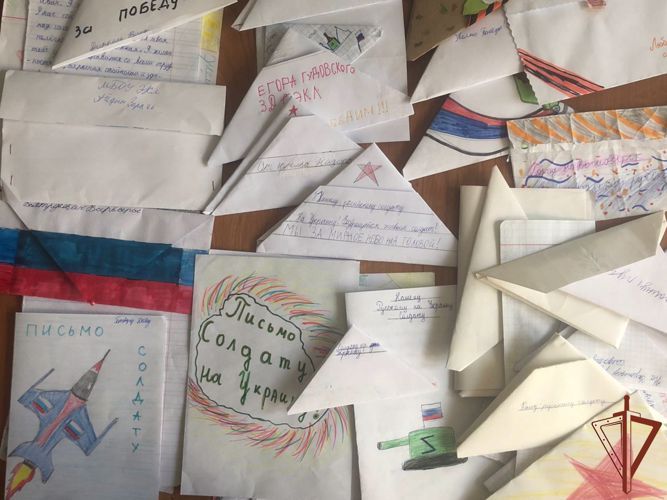 Новосибирские лицеисты передали письма и рисунки участникам спецоперации на Украине 